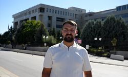 Başkentte bir taksicinin trafikte tartıştığı kişilerce darbedilmesi araç içi kamerasında