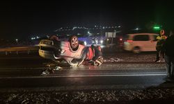 Bayburt'ta refüje çarpıp devrilen otomobildeki 6 kişi yaralandı