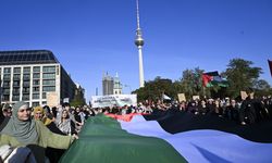 Berlin'de düzenlenen Filistin'e destek yürüyüşüne 50 binden fazla kişi katıldı