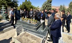 'Bozkırın Tezenesi' halk ozanı Neşet Ertaş, Kırşehir'de mezarı başında anıldı