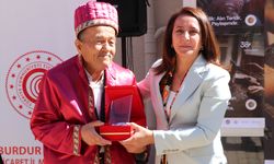 Burdur'da 54 yıllık berbere 'Yılın Ahisi' ödülü verildi