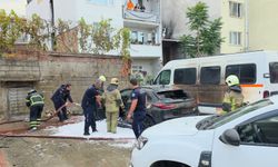Bursa'da otoparkta çıkan yangında 3 araç hasar gördü