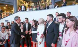 CHP Genel Başkanı Özel, gençlerle bir araya geldi