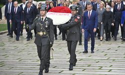 CHP Genel Başkanı Özel, yeni PM ve YDK üyeleriyle Anıtkabir'i ziyaret etti