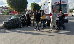 Çorum'da hafif ticari araç ile otomobil çarpıştı, 3 kişi yaralandı