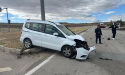 Çorum'da otomobil ile hafif ticari araç çarpıştı, 3 kişi yaralandı