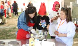 Edirne Gastronomi Festivali'nde anneler ve çocukları en lezzetli keki yapmak için yarıştı
