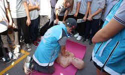 Edirne'de 'sağlık elçisi' ilkokul öğrencileri, arkadaşlarına kalp masajını ve Heimlich manevrasını öğretti