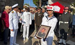 Emekli Deniz Yarbay İz Metin, İzmir'de son yolculuğuna uğurlandı
