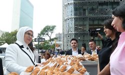 Emine Erdoğan, Türkevi'nin yakınına kurulan simit standını ziyaret etti