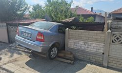 Erzincan'da bahçe duvarına çarpan otomobilin sürücüsü yaralandı