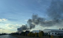 Erzurum'da boya üretim tesisinde çıkan yangına müdahale ediliyor