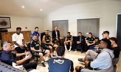 Fenerbahçe Kulübü Başkanı Saran, futbol takımıyla bir araya geldi