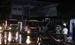 GÜNCELLEME 2 - Başakşehir'de sanayi sitesindeki nakliye deposunda çıkan yangın söndürüldü