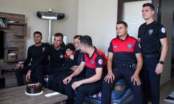 Hatay'da polis ekiplerinden 9 yaşındaki çocuğa doğum günü sürprizi