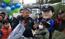 İlik nakli olan Sıraç'ın polislerle balon uçurma isteği yerine getirildi
