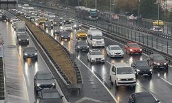 İstanbul'da haftanın ilk iş gününde yağışın da etkisiyle trafik yoğunluğu yüzde 85'e çıktı
