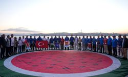İstanbul'da yüzücüler Gazze'ye destek için Sarayburnu'ndan Demokrasi ve Özgürlükler Adası'na kulaç attı