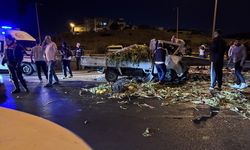 İzmir'de otoyolda bariyerlere çarpan kamyonette sıkışan 3 kişi kurtarıldı