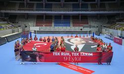 İzmir'in kadın voleybol takımları sahaya 'tek ruh' çıktı