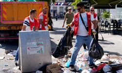 İzmir'in Karşıyaka ve Konak ilçelerinde biriken çöplere mahalleliden tepki