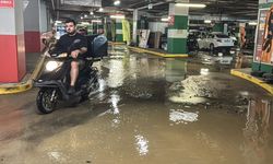 Kadıköy'de İSKİ'nin çalışması sırasında su borusu patladı