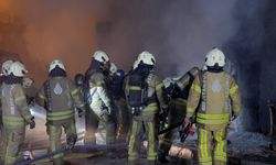 Kağıthane'de 5 katlı iş yerinin giriş katında çıkan yangın söndürüldü