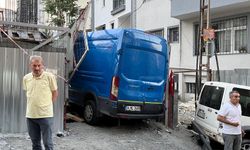 Kağıthane'de freni boşalan panelvan inşaat alanına girdi