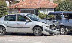 Karabük'te iki otomobilin çarpıştığı kazada 6 kişi yaralandı