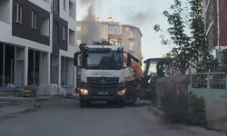 Kars'ta çöp kamyonu kasasında çıkan yangını kepçe operatörü kumla söndürdü