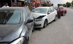 Kars'ta kontrolden çıkan otomobil park halindeki araçlara çarptı