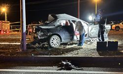 Kars'ta tomruk yüklü kamyonla çarpışan otomobil sürücüsü öldü