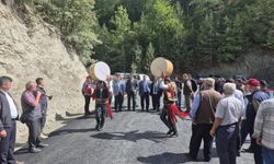 Kastamonu'da yolu asfaltlanan köyün sakinleri davul zurna ile kutlama yaptı