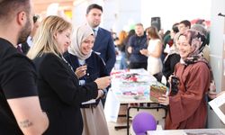 Kırklareli Üniversitesi Rektörü Ak 'Öğrenci Kulüpleri Şenliği'nde öğrencilerle seksek oynadı