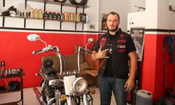 Klasik motosiklet tutkunu genç, kendi motosikletini tamir ederken meslek sahibi oldu