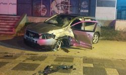 Kocaeli'de hafif ticari araç ile otomobilin çarpıştığı kazada 2 kişi yaralandı