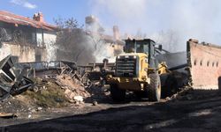 Kütahya'da köyde çıkan yangında 3 ev kullanılamaz hale geldi