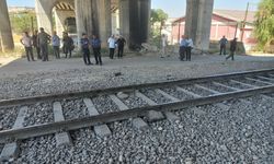 Malatya'da yük treninin çarptığı otomobil sürücüsü ağır yaralandı
