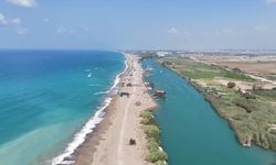 Manavgat Irmağı'ndan kalkan tur tekneleri misafirlerini denizle de buluşturuyor