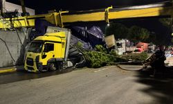 Manisa'da devrilen vincin operatörü yaralandı