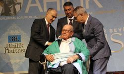 Manisa'da yılın ahiliğine 94 yaşındaki bakkal Abdül Balolsun seçildi