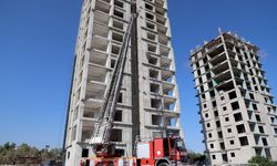 Mersin'de inşaatın 13. katındaki iskelede mahsur kalan 2 işçiyi itfaiye kurtardı