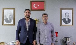 Milli atıcı Yusuf Dikeç, Türkiye Güreş Federasyonu Başkanı Taha Akgül'ü ziyaret etti