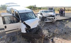 Nevşehir'de otomobil ile hafif ticari aracın çarpıştığı kazada 14 kişi yaralandı
