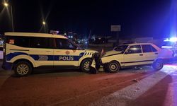 Polisin 'dur' ihtarına uymayan sürücü ekip aracına çarptı, 2 polis yaralandı