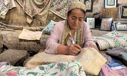 Rengarenk motifleriyle Özbek nakşında yer alan suzani geleneğini bugüne taşıyorlar