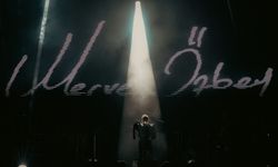 Şarkıcı Merve Özbey Bitlis'te konser verdi