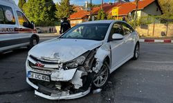 Sivas'ta iki otomobilin çarpıştığı kazada 3 kişi yaralandı