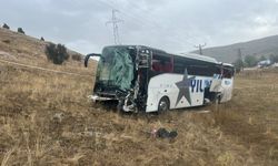 Sivas'ta yolcu otobüsü ile tırın çarpıştığı kazada 20 kişi yaralandı