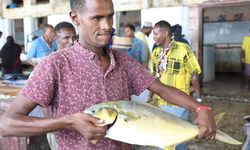 Somalililer Hint Okyanusu'nda hem yüzüyor hem de balık tutuyor
